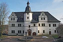 Das Rokokoschloss ist das mittlere der drei Dornburger Schlösser Dornburger Schlösser